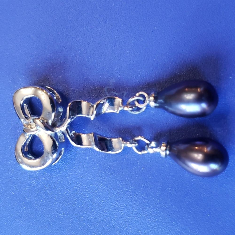 Black Pearl Bow Pendant